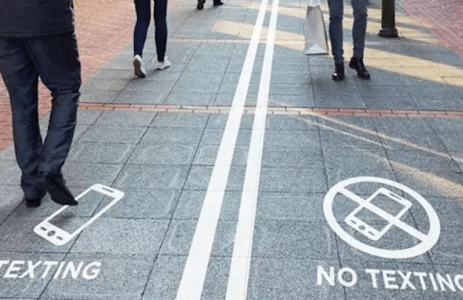 Όταν το βλέμμα κολλάει στην οθόνη: Η ψυχολογία πίσω από το περπάτημα με κινητό ή ακουστικά