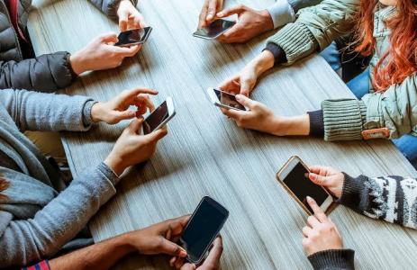 Online όλη μέρα, διαθέσιμοι σε όλους — αλλά πότε είμαστε διαθέσιμοι στον εαυτό μας; 